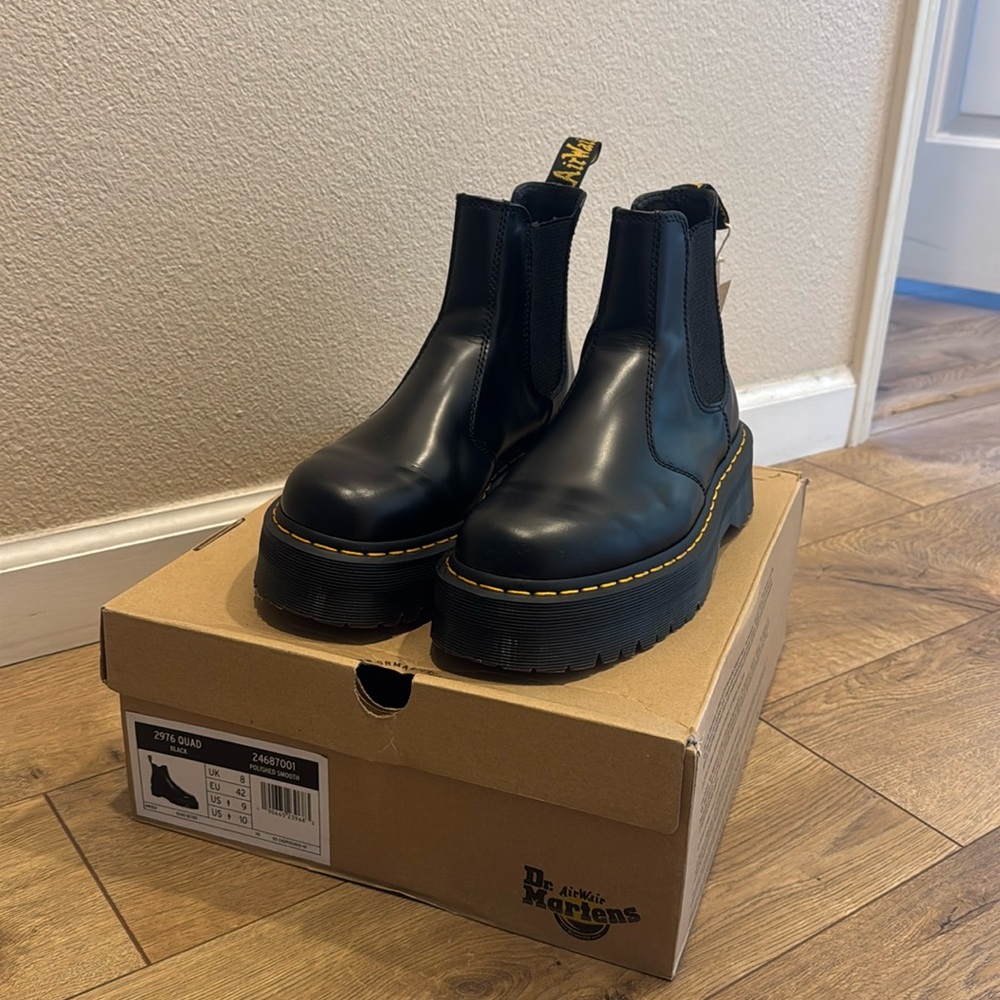 2976 MEN SMOOTH LEATHER PLATFORM CHELSEA BOOTS
SIZE 9 US men.